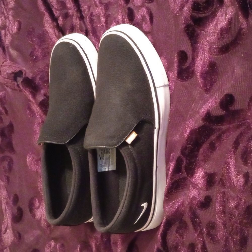 Nike size 7.5 slip on tennis shoes